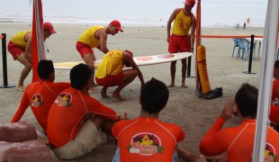 Salva-vidas de Peruíbe promovem curso para surfistas neste domingo (19)