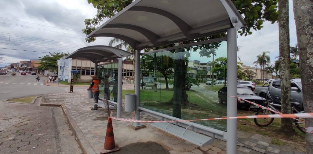 Prefeitura instala novos pontos de ônibus