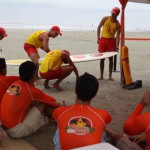 Salva-vidas de Peruíbe promovem curso para surfistas neste domingo (19)