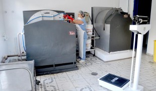 Prefeita visita instalações da lavanderia hospitalar de Peruíbe