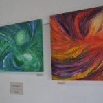 Artista expõe quadros com obras abstratas na Biblioteca Municipal