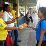 Agentes de endemias orientam moradores para combate à dengue