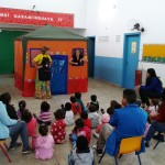 Alunos de Peruíbe aprendem sobre prevenção à dengue com teatro de bonecos
