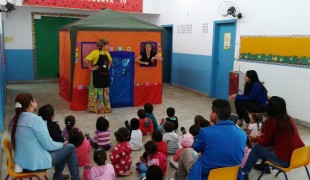 Alunos de Peruíbe aprendem sobre prevenção à dengue com teatro de bonecos