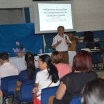 Durante palestra, professora é homenageada com “Prêmio Profissionais do Ano”