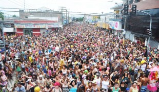 COM FANTASIAS E VESTES FEMININAS, FOLIÕES DESFILAM NO BLOCO DAS VIRGENS NESTE SÁBADO (6)