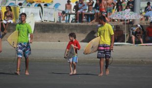 ESCOLA DE SURF DA PREFEITURA DE PERUÍBE REALIZA 4º BRINCA SURF