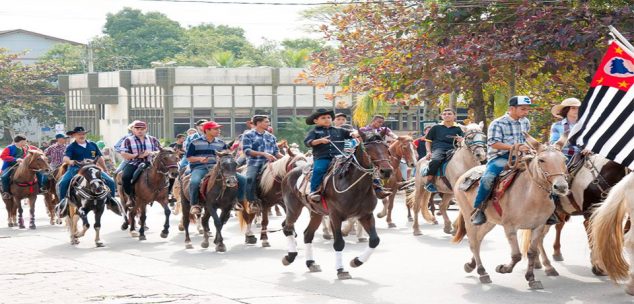 PERUÍBE SEDIA 20°DESFILE DE CAVALOS E CHARRETES