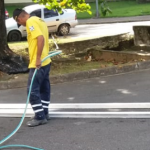 Serviço de pintura de faixas é realizada em vias da cidade