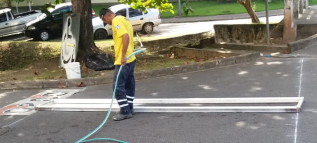 Serviço de pintura de faixas é realizada em vias da cidade