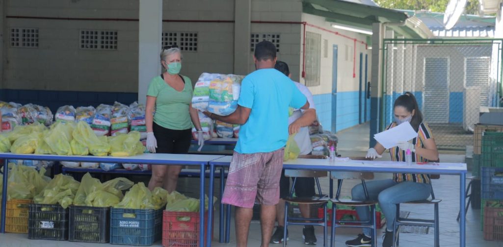 Prefeitura inicia entrega de cestas básicas para famílias de alunos da rede municipal
