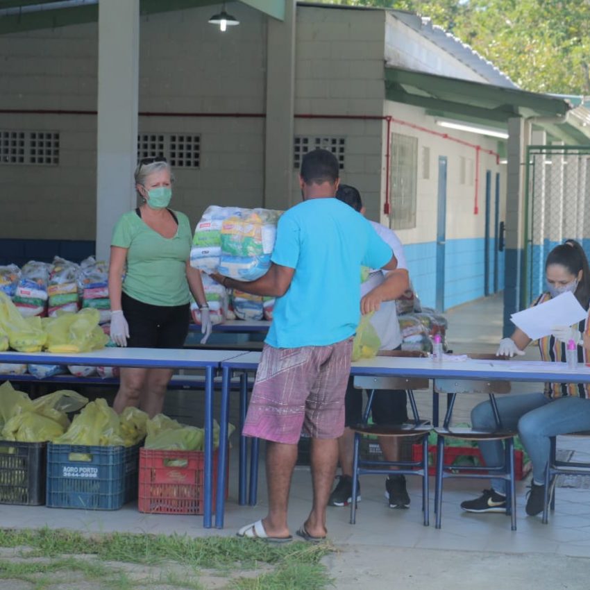Prefeitura inicia entrega de cestas básicas para famílias de alunos da rede municipal