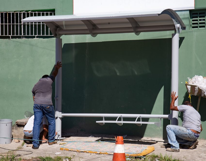 Prefeitura inicia a instalação de 52 novos abrigos nos pontos de ônibus