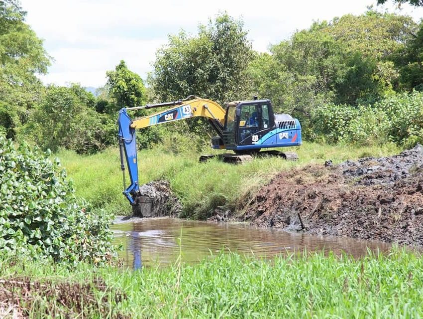 Prefeitura realiza limpeza em rios para prevenção contra as fortes chuvas