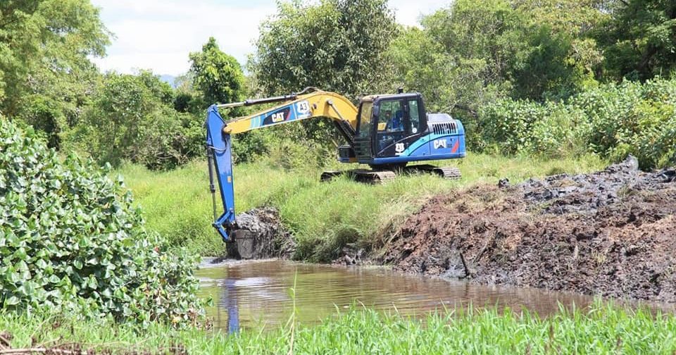 Prefeitura realiza limpeza em rios para prevenção contra as fortes chuvas