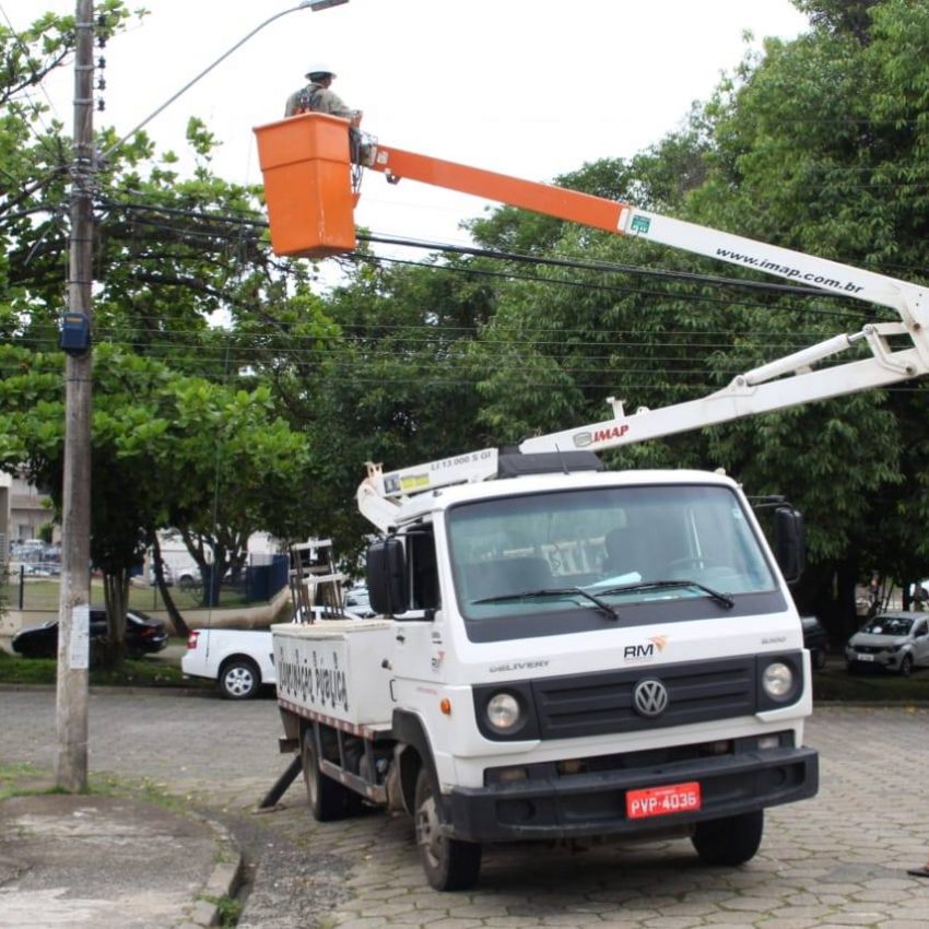 PROGRAMA MAIS ILUMINAÇÃO SEGUE COM O SERVIÇO PELA CIDADE