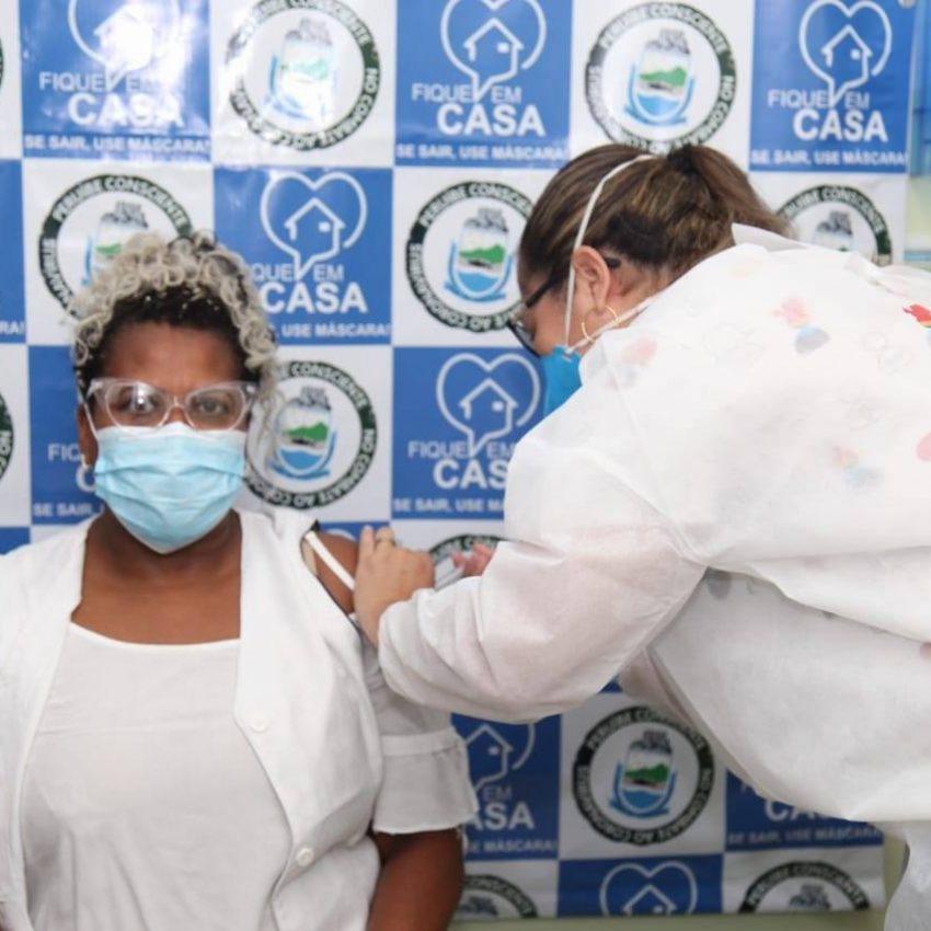 AUXILIAR DE ENFERMAGEM É A PRIMEIRA A RECEBER A VACINA EM PERUÍBE
