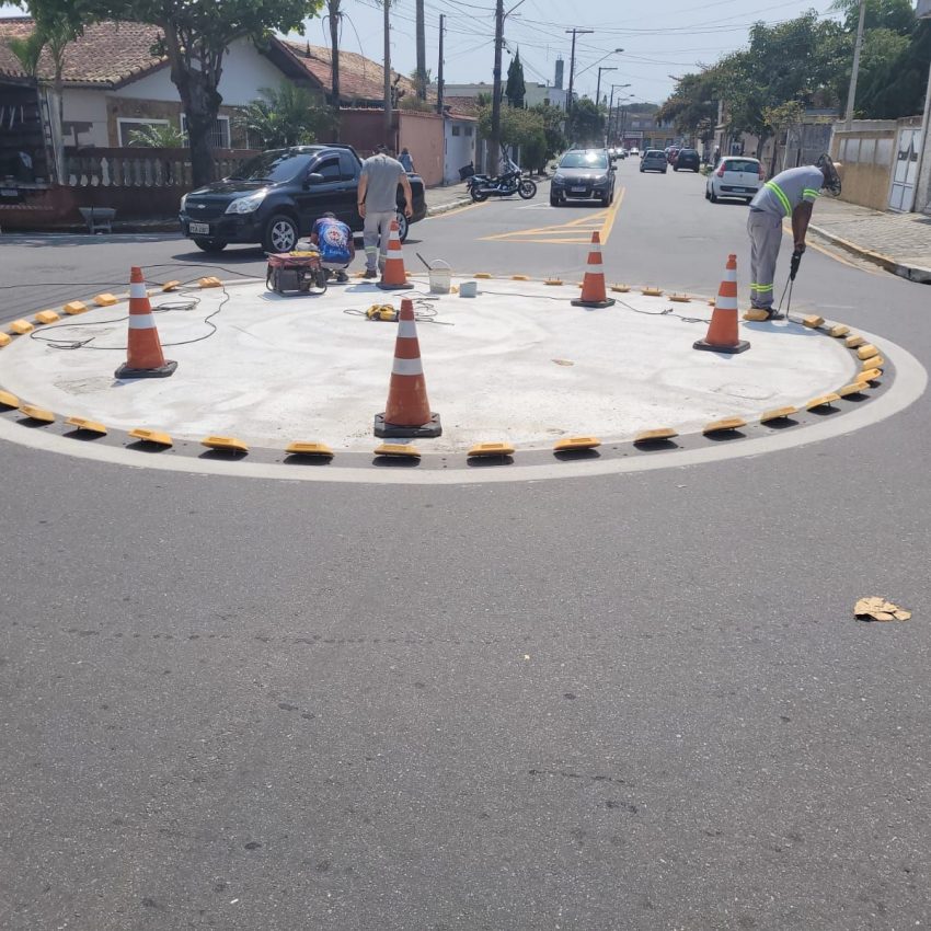 CRUZAMENTO EM PERUÍBE RECEBE SINALIZAÇÃO VIÁRIA