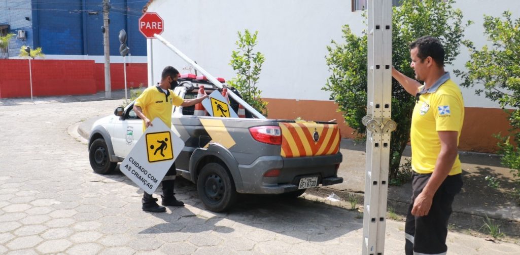 SETRAN REALIZA A INSTALAÇÃO DE PLACAS DE SINALIZAÇÃO VIÁRIA EM VIAS