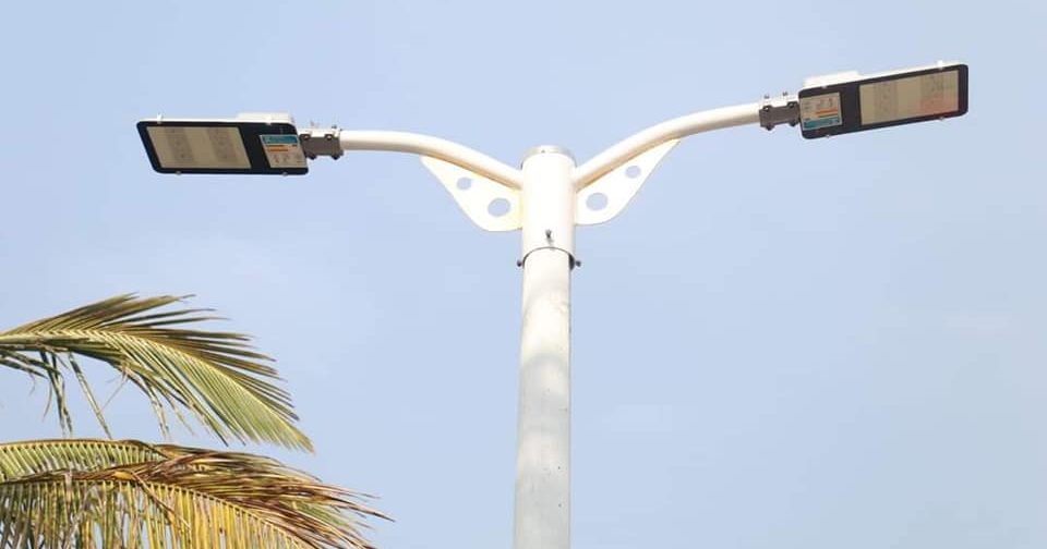 NOVAS LUMINÁRIAS EM LED SÃO INSTALADAS NA ORLA DA PRAIA