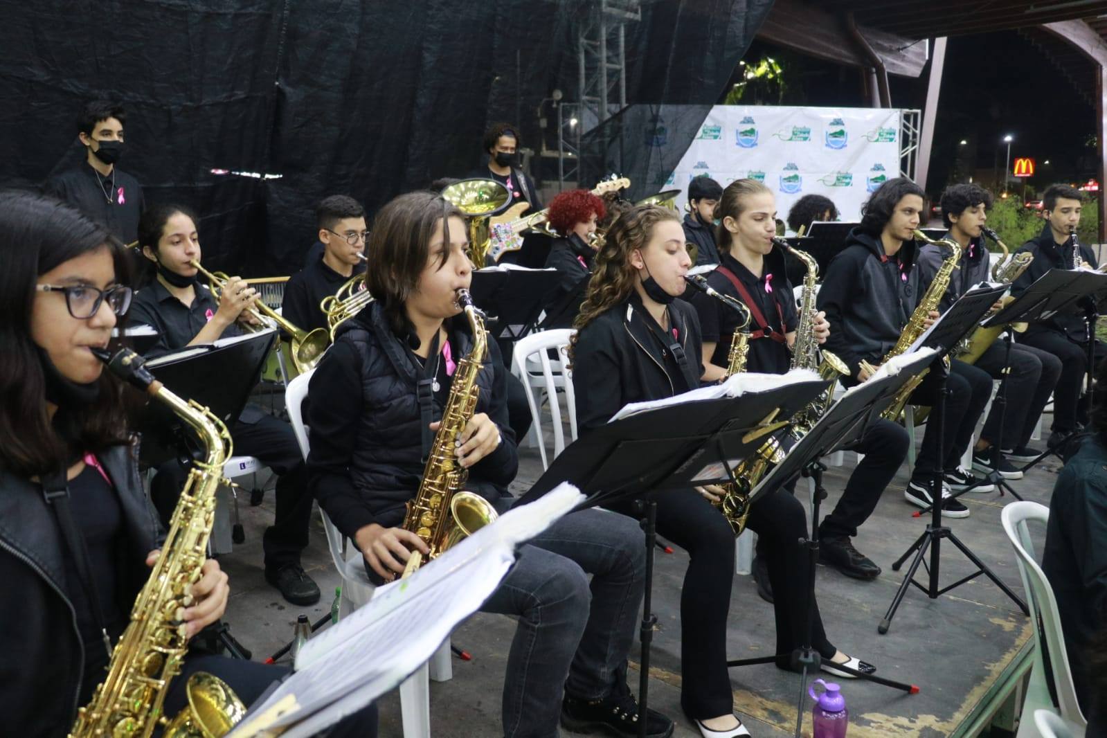 PRAÇA FLÓRIDA RECEBE BANDA MUNICIPAL DE CANANÉIA E MAESTRO