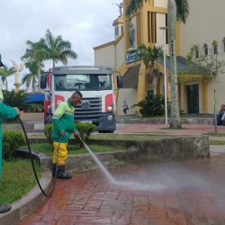PRAÇA DA MATRIZ RECEBE SERVIÇOS DE ZELADORIA E HIGIENIZAÇÃO
