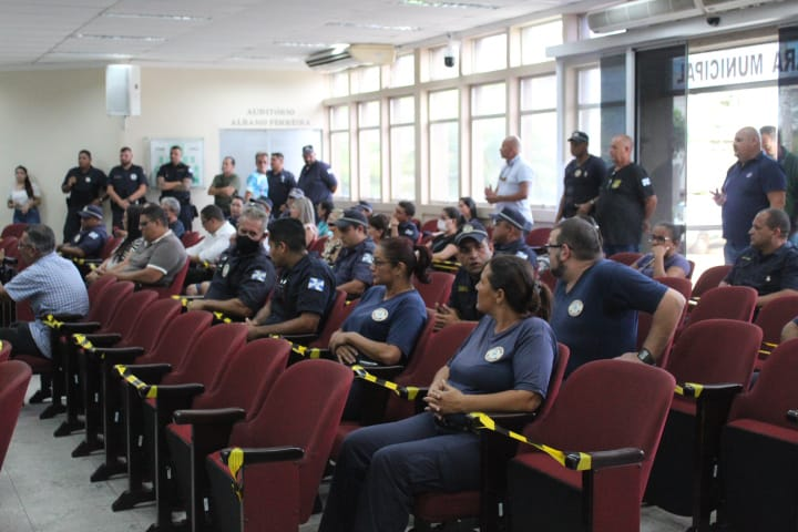 AGENTES DA GUARDA CIVIL MUNICIPAL PARTICIPAM DE CONCLUSÃO DE CURSO