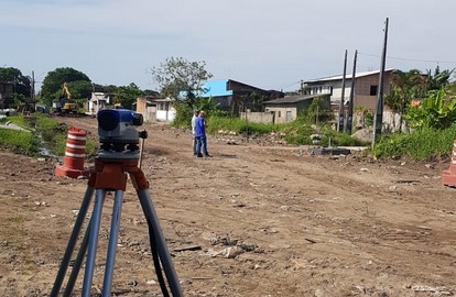 OBRAS DE DRENAGEM E PAVIMENTAÇÃO ACONTECEM NA AV. ALMIRANTE TAMANDARÉ