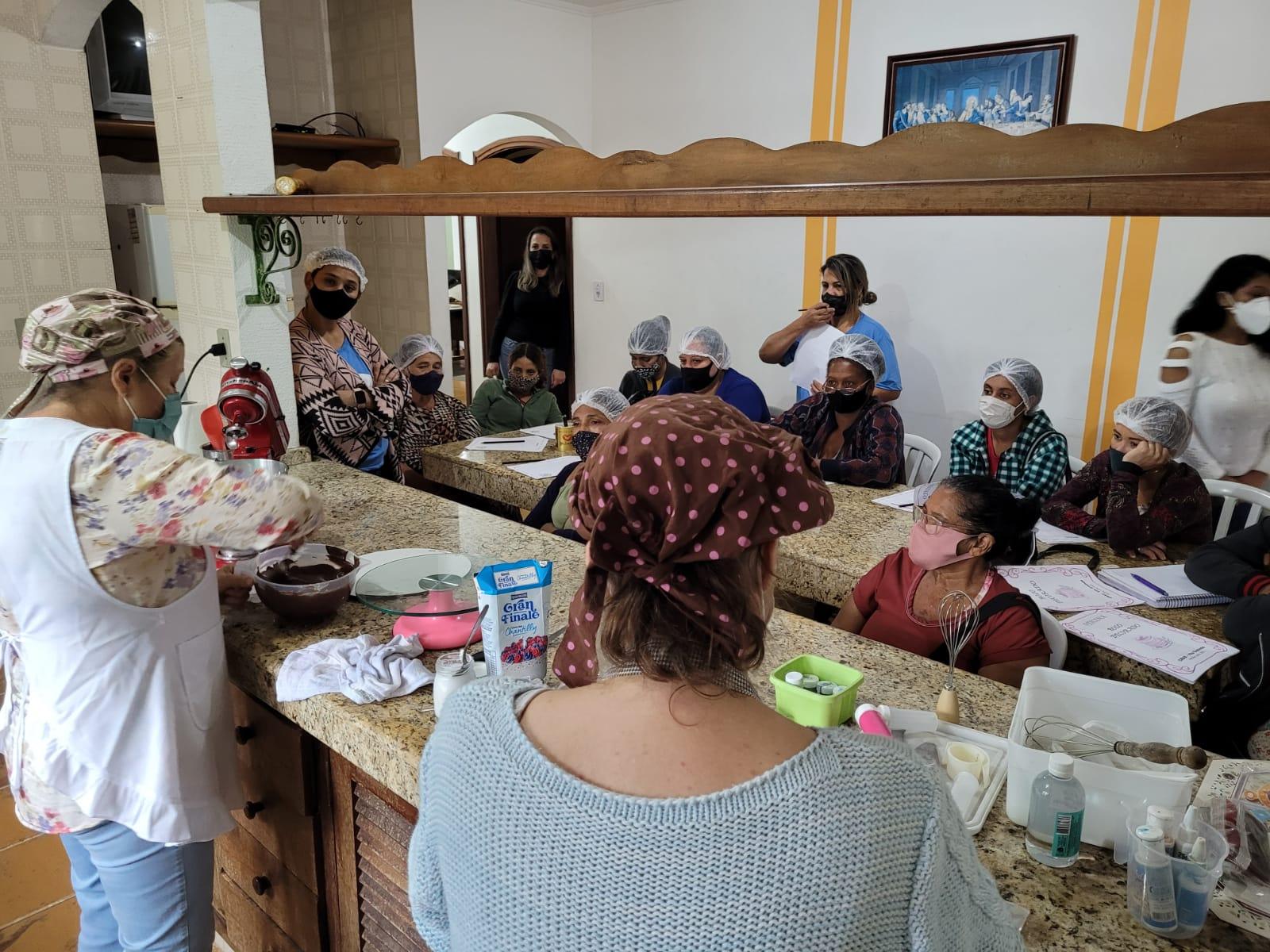 CRAS VILA ERMINDA OFERECE CURSO GRATUITO ÀS MULHERES DE PERUÍBE