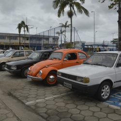 ENCONTRO DE CARROS ANTIGOS AGITA PÚBLICO PRESENTE NA PRAÇA FLÓRIDA
