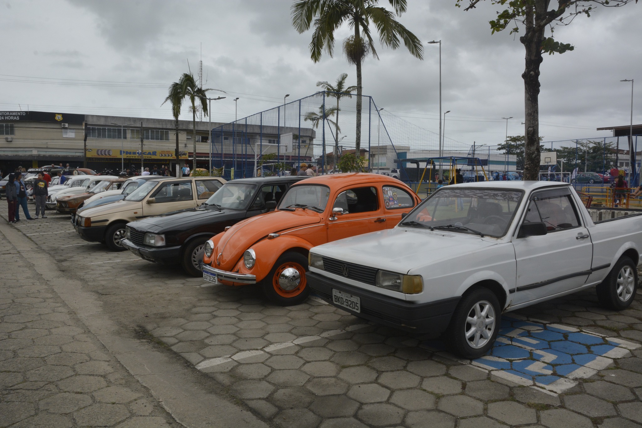 ENCONTRO DE CARROS ANTIGOS AGITA PÚBLICO PRESENTE NA PRAÇA FLÓRIDA