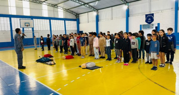 BOMBEIROS ENSINAM PARA ALUNOS AÇÕES DE EMERGÊNCIA