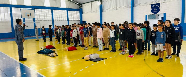 BOMBEIROS ENSINAM PARA ALUNOS AÇÕES DE EMERGÊNCIA