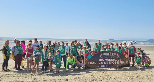 PERUÍBE REÚNE VOLUNTÁRIOS E RETIRA 166 KG DE LIXO DA ORLA