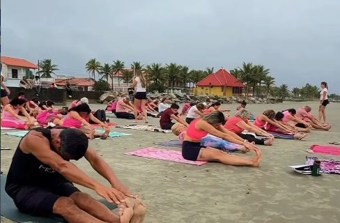 AULÃO DE PILATES MOVIMENTA A PRAIA DO RUÍNAS